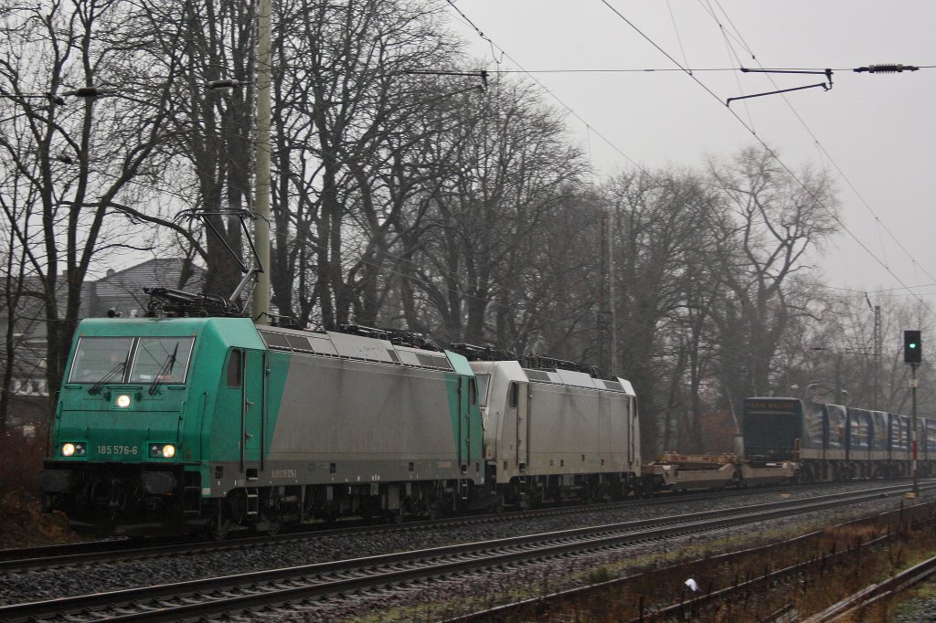 Die 185 576 ( i.E. f�r Crossrail) zieht am 22.12.11 die Crossrail 186 906 und einen LKW-Walther durch Ratingen-Lintorf.
gru� an den Tf!