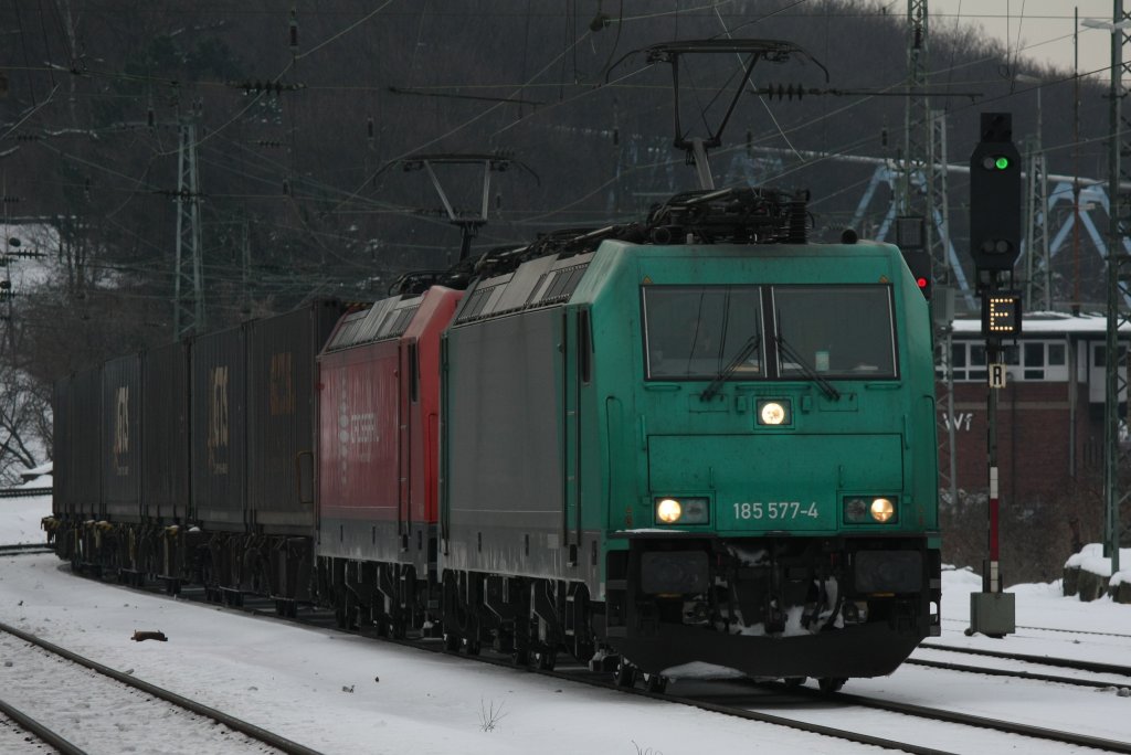 Die 185 577-4 und die 185 595-6 von Crossrail, fuhren am 28.12.2010 durch Kln West.