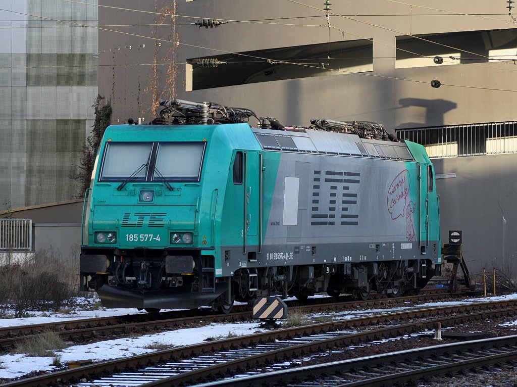 Die 185 577 von LTE am 28.12.2009 abgestellt im Passauer Hbf. 
