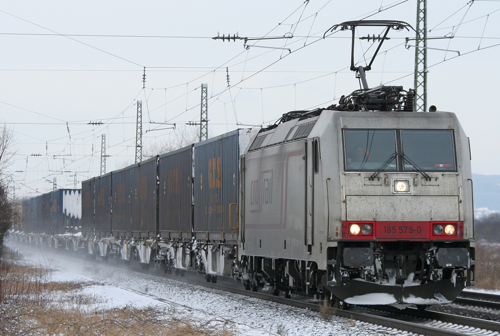 Die 185 579-0 der Crossrail zieht einen Containerzug durch Mlheim Krlich am 18.12.2010