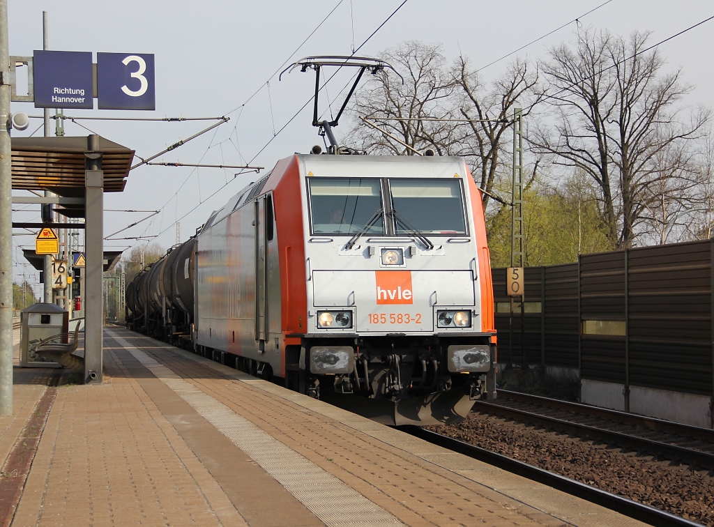 Die 185 583-2 der HVLE brachte am 17.04.2012 einen MoBa-Kesselwagenzug in Richtung Wunstorf. Aufgenommen in Dedensen-Gmmer.