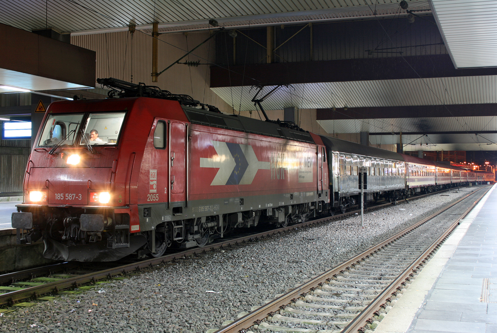 Die 185 587-3 der HGK steht ebenfalls mit einem Sonderzug in D�sseldorf HBF am 31.10.2010