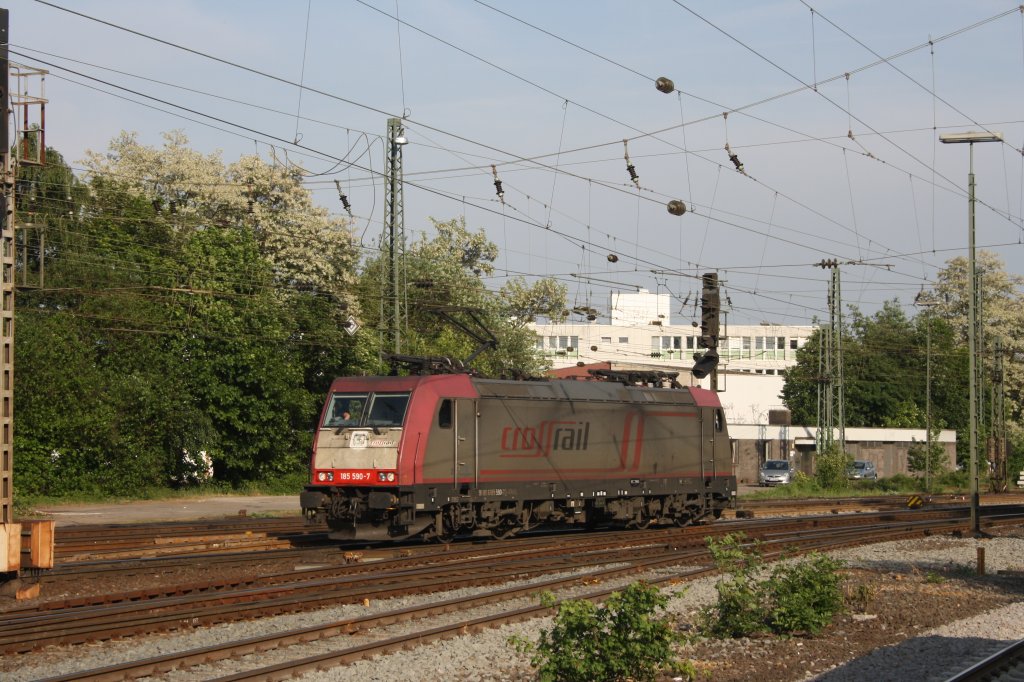Die 185 590-7 von Crossrail rangiert in Aachen-West bei Sonne.
11.5.2011