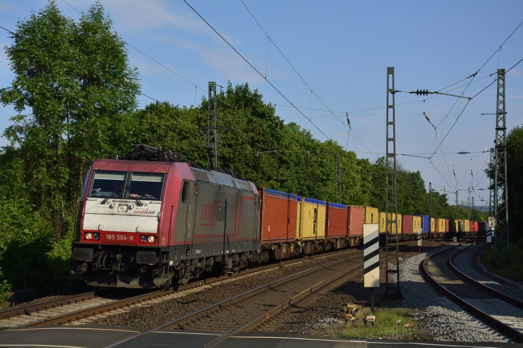 Die 185 594 bei der Durchfahrt Bonn-Mehlem am 27.05.13. Und als kleine Info dieses Foto entstand am Bahnsteigende.;)