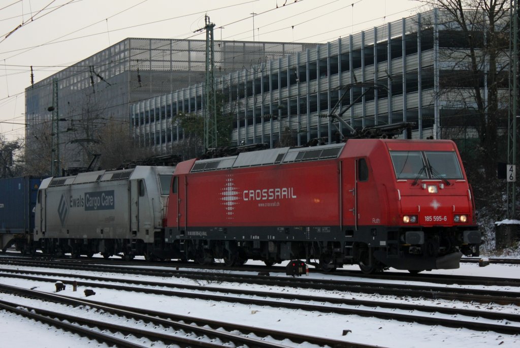 Die 185 595-6 fuhr am 03.12.2010 mit der 185 581-6 in Aachen West ein.