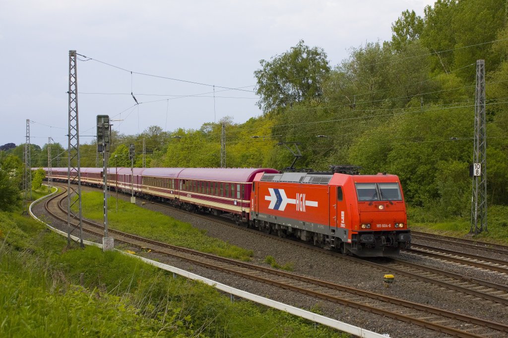 Die 185 604-6 der HGK am 25.05.2013 mit dem DPF 13495 nach Lourdes in Kohlscheid.