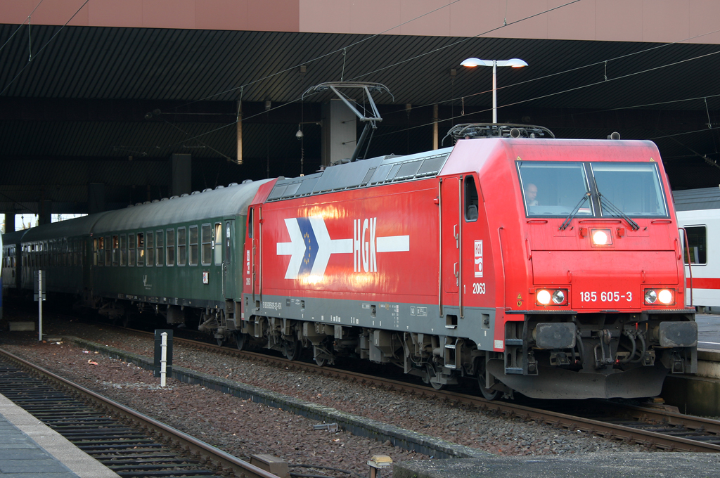 Die 185 605-3 der HGK steht mit einem Sonderzug in Dsseldorf HBF am 31.10.2010