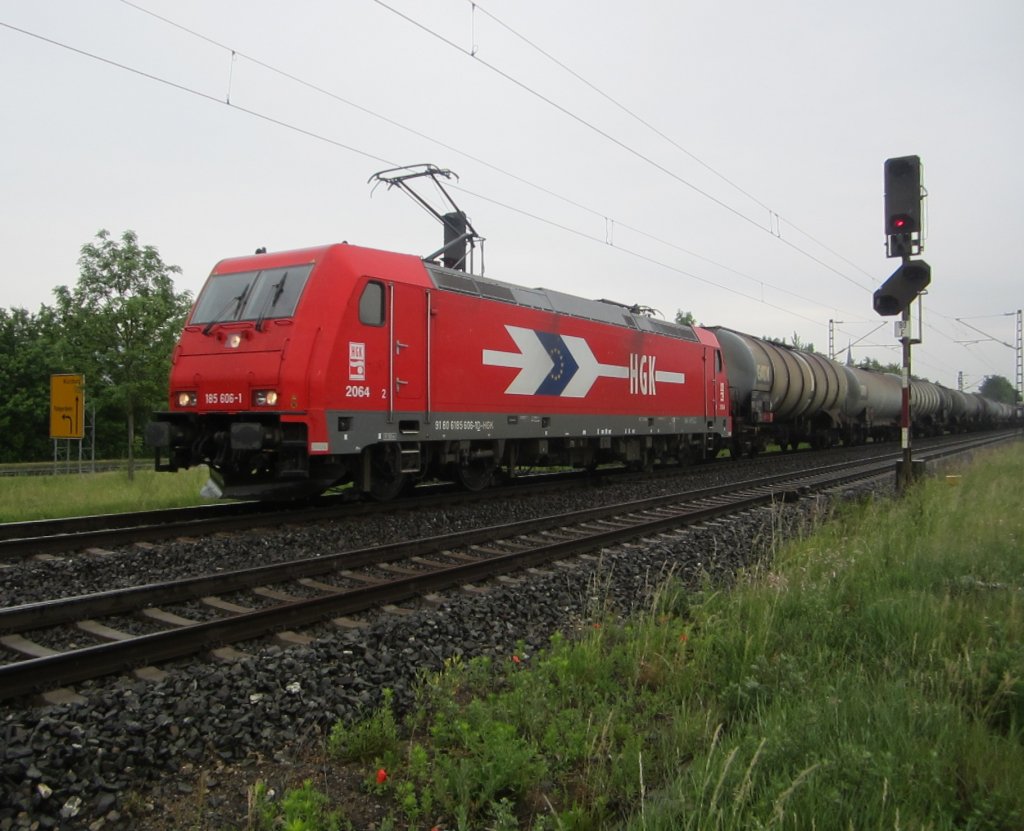 Die 185 606 der Firma HGK (Hfen und Gterverkehr Kln) fuhr am 06.06.12 mit einem Bterzug bei Wrzburg.Das Bild wurde kurz nach Thngersheim gemacht.