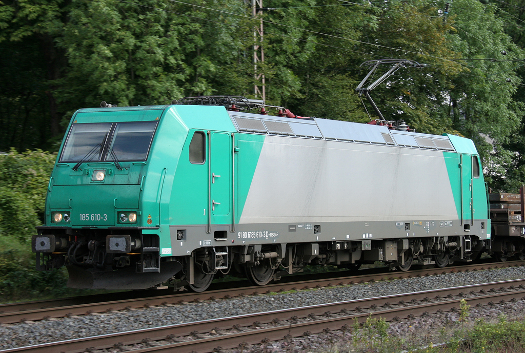 Die 185 610-3 zieht Brammen durch Ratingen Lintorf am 17.08.2011