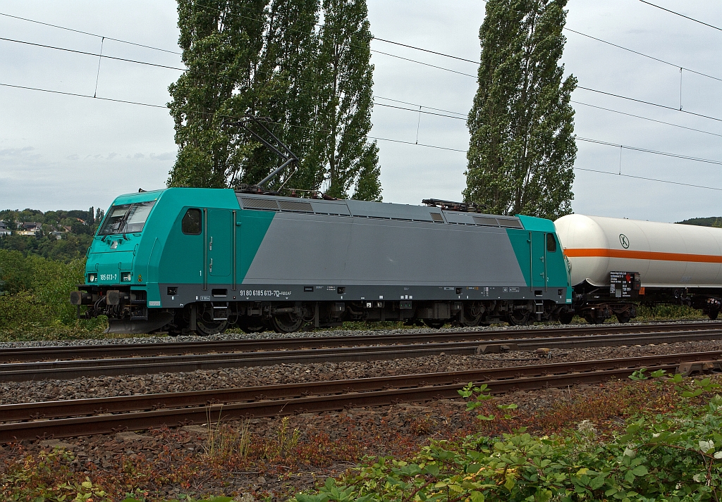 Die 185 613-7 (Eine Leasinglok Registriert auf die Royal Bank of Scotland Asset Finance) mit einem gemischten Gterzug, fhrt 11.08.2011 auf der rechten Rheinstrecke Richtung Sden, hier kurz vor  Unkel.