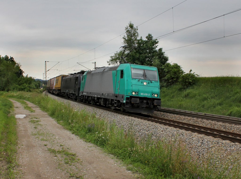 Die 185 615 und die ES 64 F4-097 mit einem KLV-Zug am 22.06.2012 unterwegs bei Osterm�nchen.