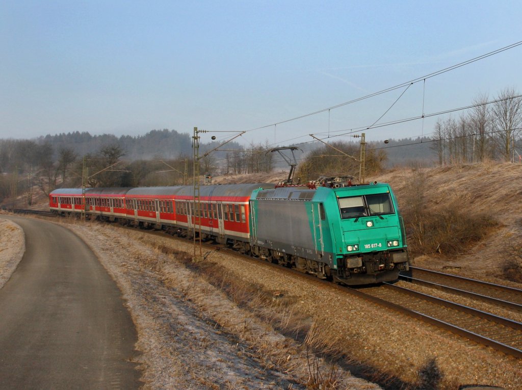 Die 185 617 mit einer S Bahn nach Neumarkt Oberpfalz am 05.03.2011 unterwegs bei Plling.  