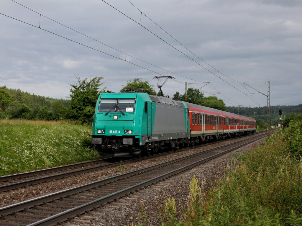 Die 185 617 mit einer S Bahn nach Neumarkt Oberpfalz am 21.06.2011 unterwegs bei P�lling. 