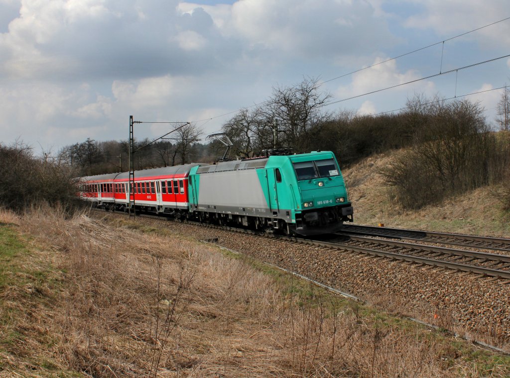 Die 185 618 mit einer S Bahn nach Neumarkt Oberpfalz am 24.03.2012 unterwegs bei Plling.