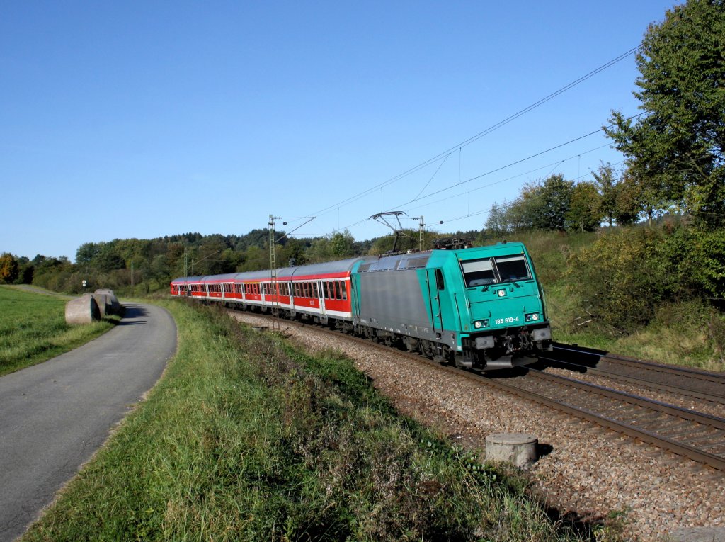 Die 185 619 mit einer S Bahn nach Neumarkt Oberpfalz am 15.10.2011 unterwegs bei P�lling.