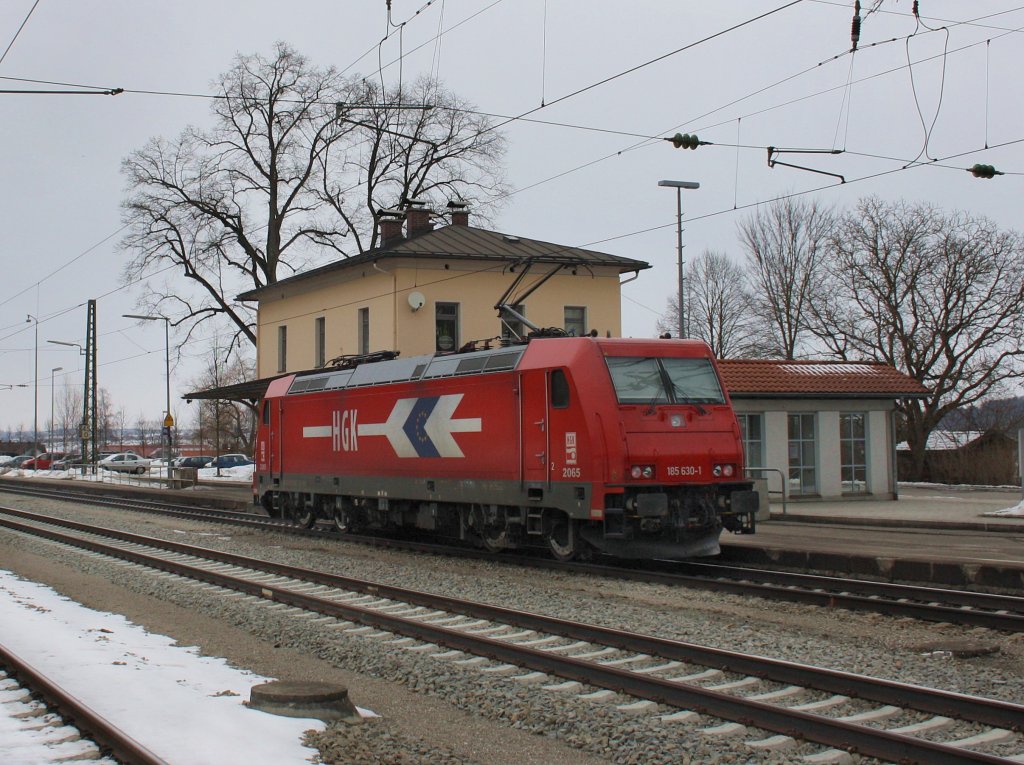 Die 185 630 am 13.03.2010 bei der Durchfahrt in A�ling. 
