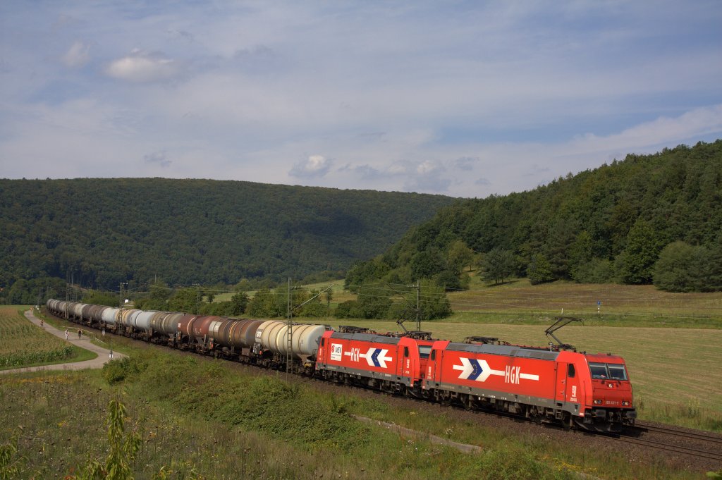 Die 185 631-9 und die 185 589-9 fuhren am 18.08.2011 durch Wernfeld.