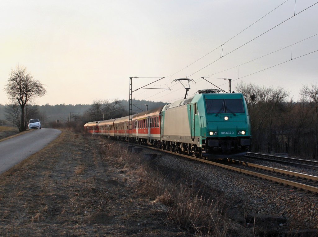 Die 185 634 am 05.03.2011 mit einer S Bahn nach Neumarkt i. n. Opf.  unterwegs bei Plling. 