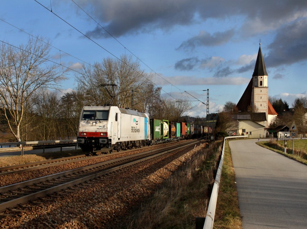 Die 185 635 am 14.01.2012 mit einem Containerzug unterwegs bei Hausbach.
