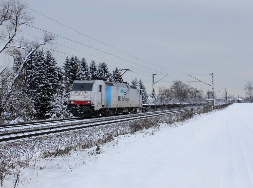 Die 185 635 mit einem Containerzug am 19.01.2013 unterwegs bei Langenisarhofen.