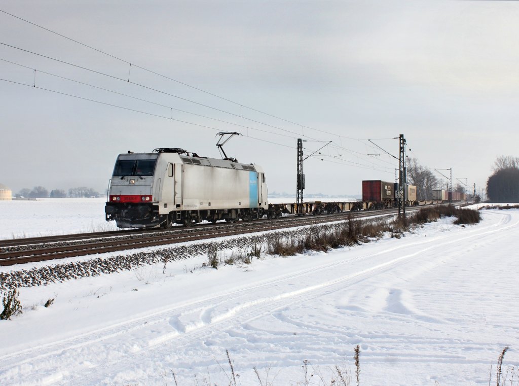 Die 185 636 mit einem Containerzug am 12.12.2012 unterwegs bei Langenisarhofen.