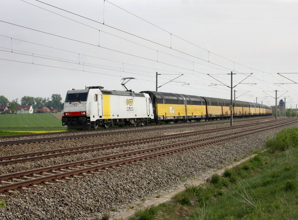Die 185 637 mit einem Autozug am 28.04.2011 unterwegs bei Hebertshausen.