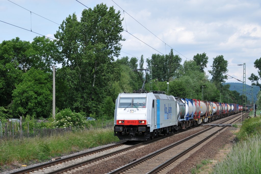 Die 185 639-2 von Railpool mit Rurtalbahn-Cargo Beklebung zieht einen Containerzug Richtung Koblenz. Gru an den Tf. Aufgenommen am 28/05/2011 bei Unkel.