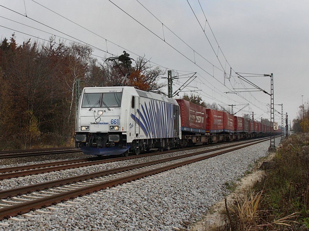 Die 185 661 von Lokomotion am 31.10.2009 mit dem Winner KLV-Zug bei der Durchfahrt in Haar (M�nchen)

