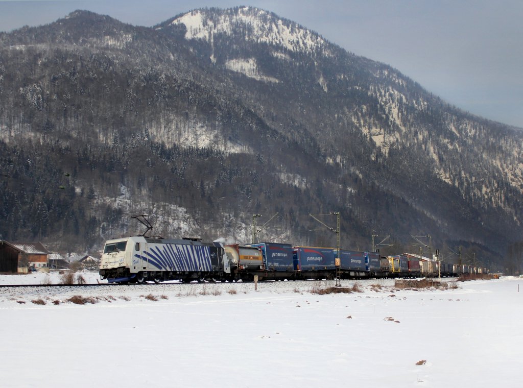 Die 185 661 mit einem KLV-Zug am 04.02.2012 unterwegs bei Niederaudorf.