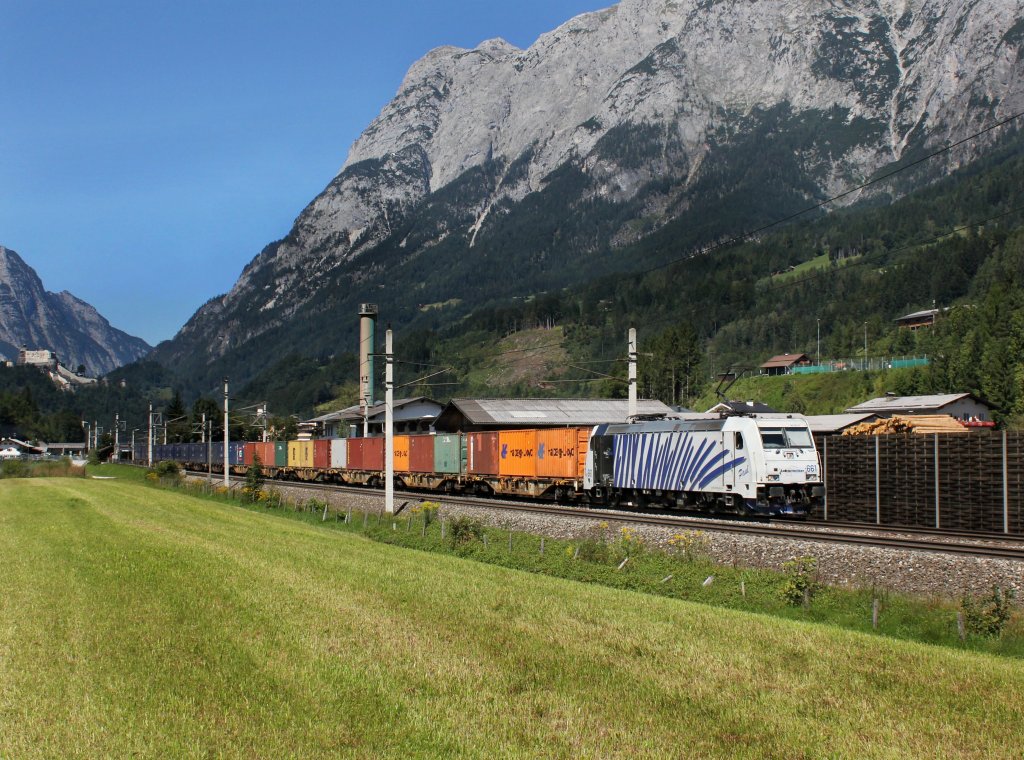 Die 185 661 mit einem Containerzug am 18.08.2012 unterwegs bei Pfarrwerfen.