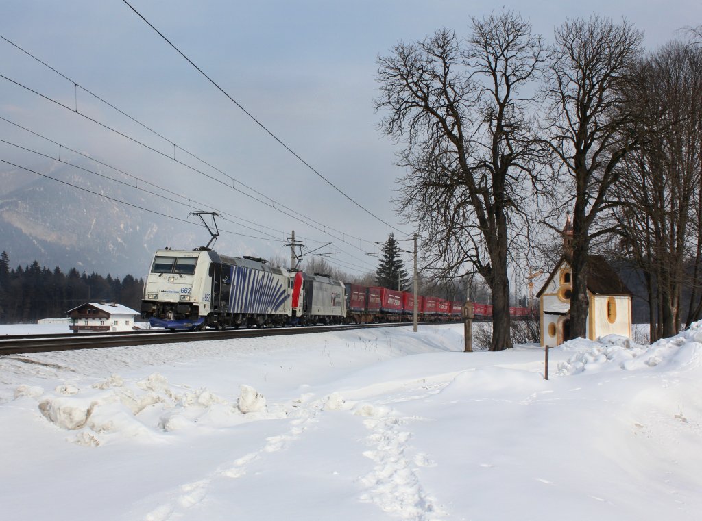 Die 185 662 und die 185 664 mit einem KLV-Zug am 11.02.2012 unterwegs bei Brixlegg.