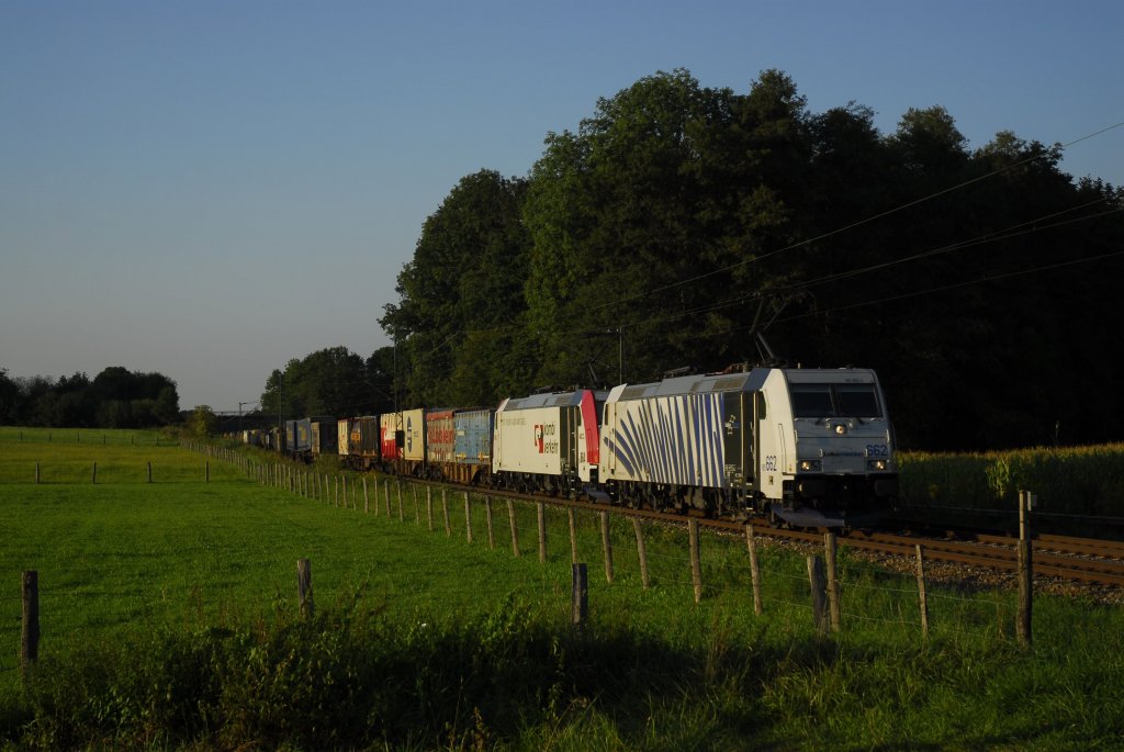 Die 185 662 und 664 sind mit einen KLV-Zug unterwegs zum Brenner.
Hier bei Vogl.
