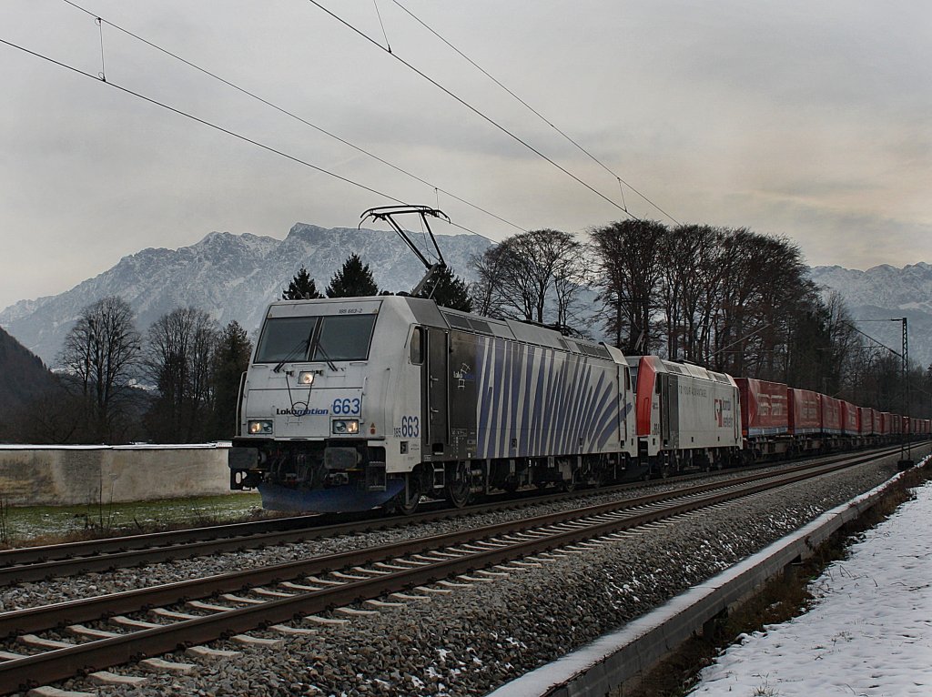 Die 185 663 und die 185 664 am 05.12.2009 mit dem Winner KLV-Zug unterwegs bei Niederaudorf. 