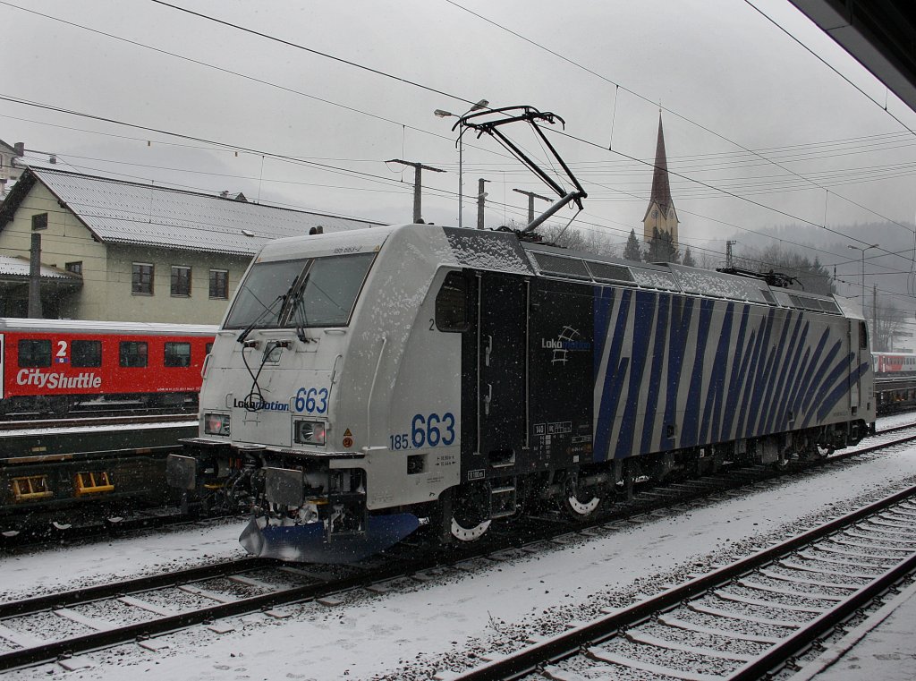 Die 185 663 am 19.12.2009 bei Schneegest�ber in Kufstein. 