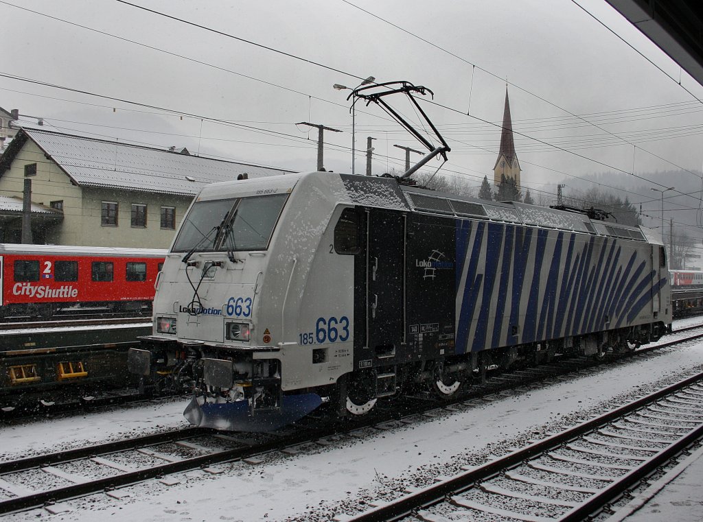 Die 185 663 am 19.12.2009 bei Schneegestber in Kufstein. 