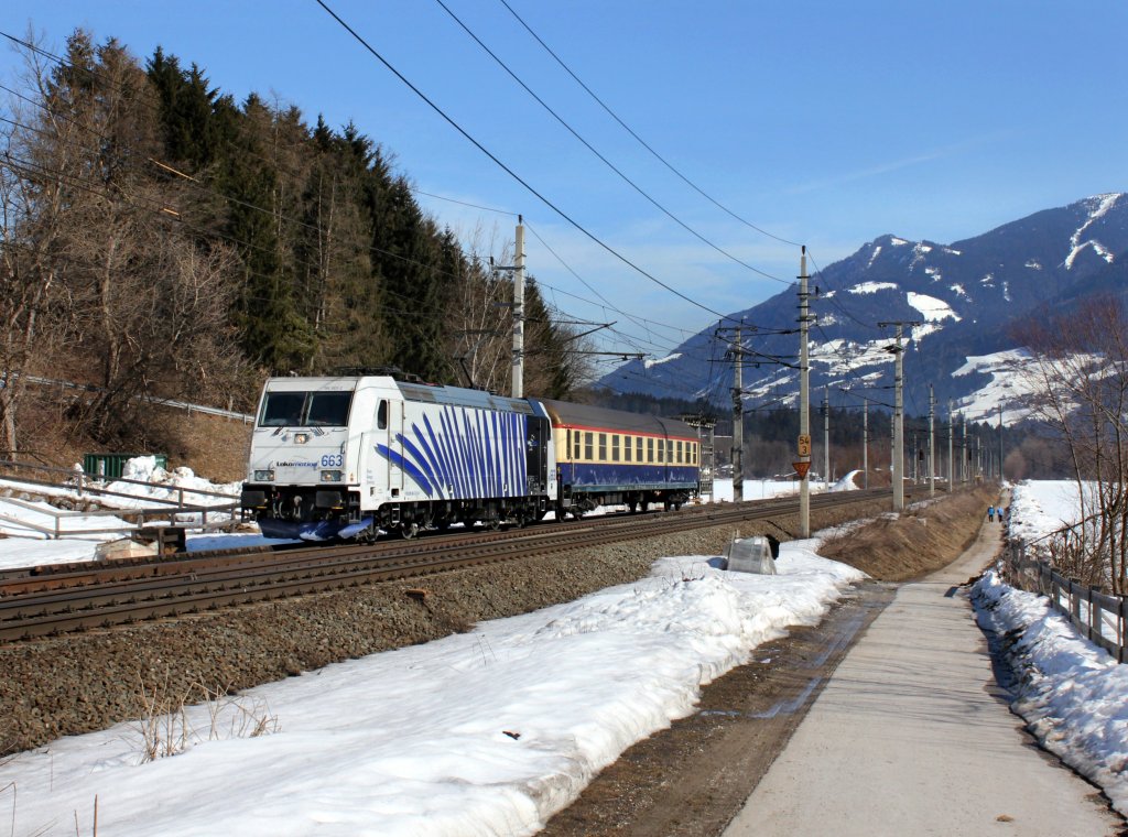 Die 185 663 mit einem Personenwagen am 03.03.2012 unterwegs bei Terfens.