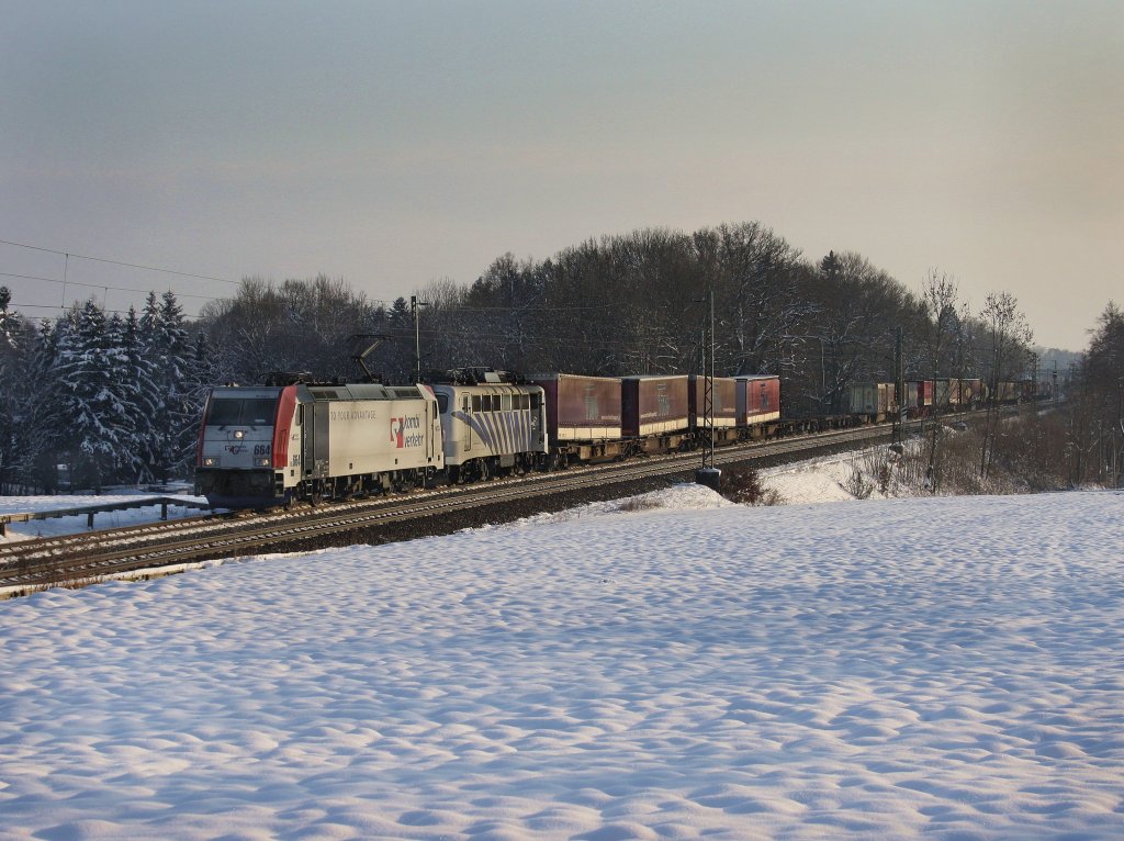 Die 185 664 und die 139 310 am 04.12.2010 mit einem KLV-Zug unterwegs bei Hilperting. 