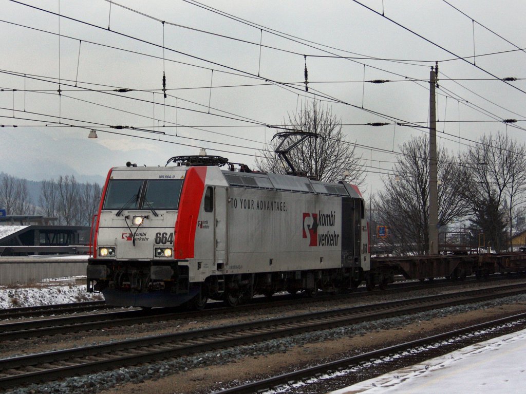 Die 185 664 am 19.12.2009 mit einem KLV-Zug bei der Durchfahrt in Brixlegg. 