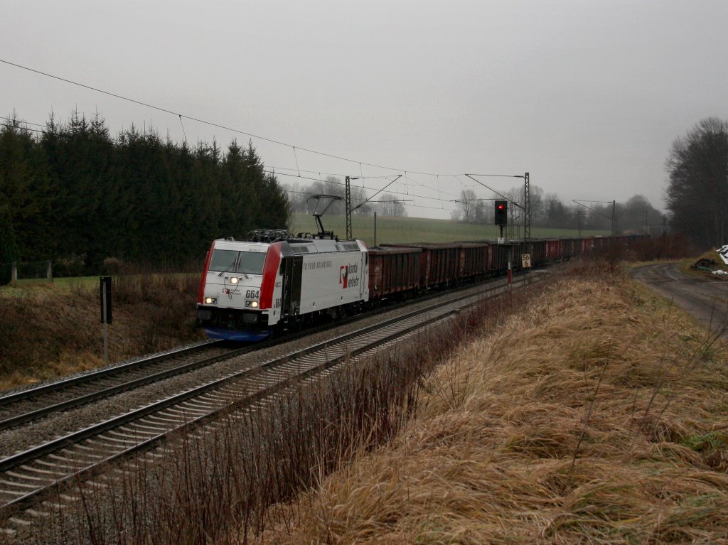 Die 185 664 am 28.12.2011 mit einem Gterzug unterwegs bei Vogl. 