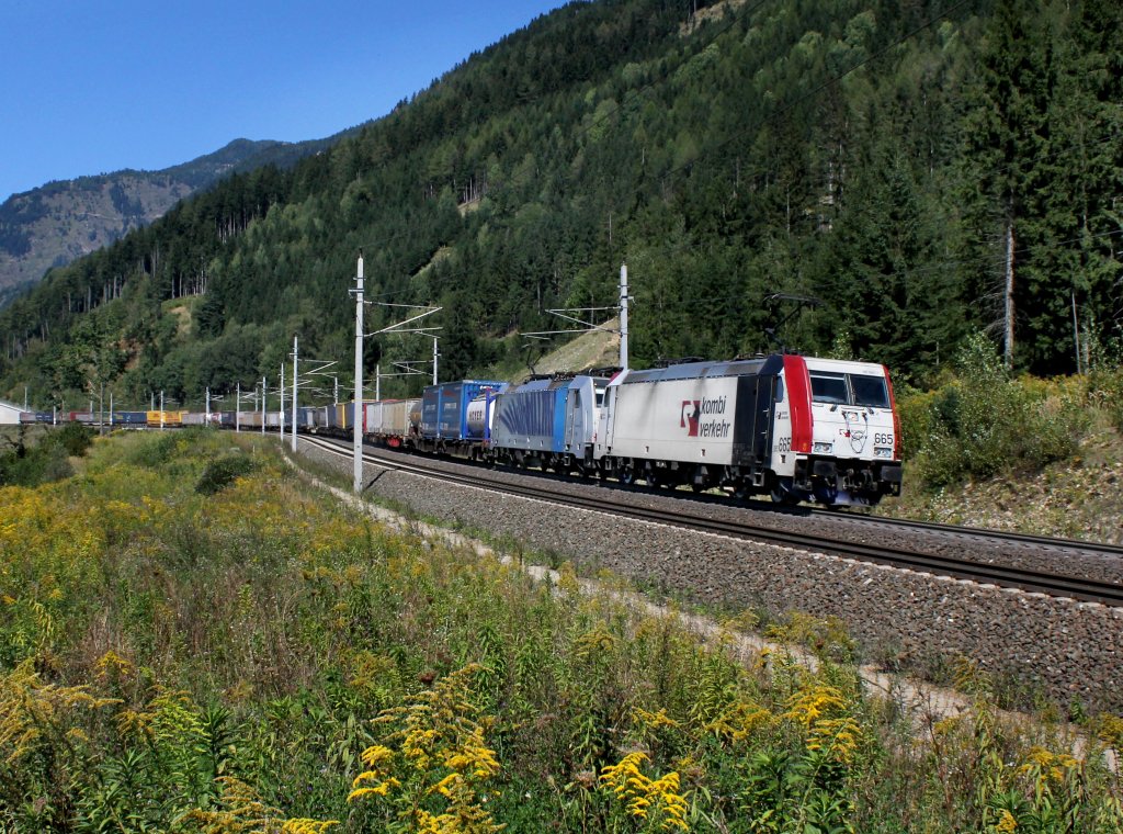 Die 185 665 und die 186 106 mit einem KLV-Zug am 08.09.2012 unterwegs bei Kolbnitz.