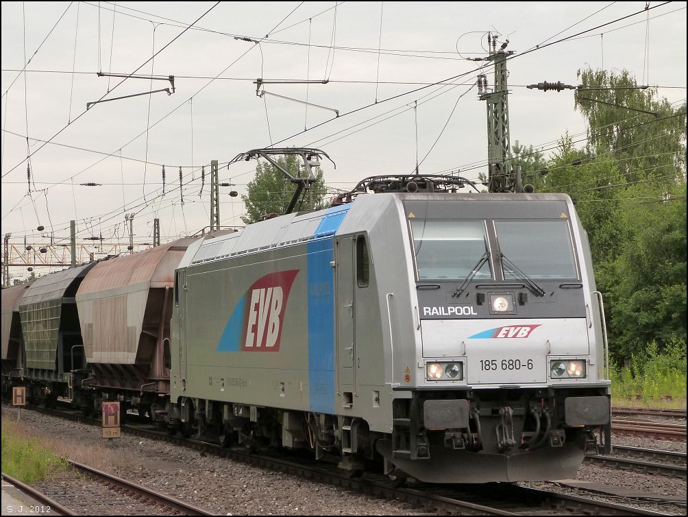 Die 185 680-6 der EVB ist mit einen Getreidezug unterwegs bei Duisburg Wedau.
Am Zugende wartet noch eine �berraschung,dazu mehr im n�chsten Bild. 
Aufnahme vom 3 Juli 2012.