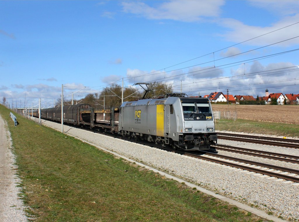 Die 185 681 mit einem Autozug am 13.04.2013 unterwegs bei Hattenhofen.