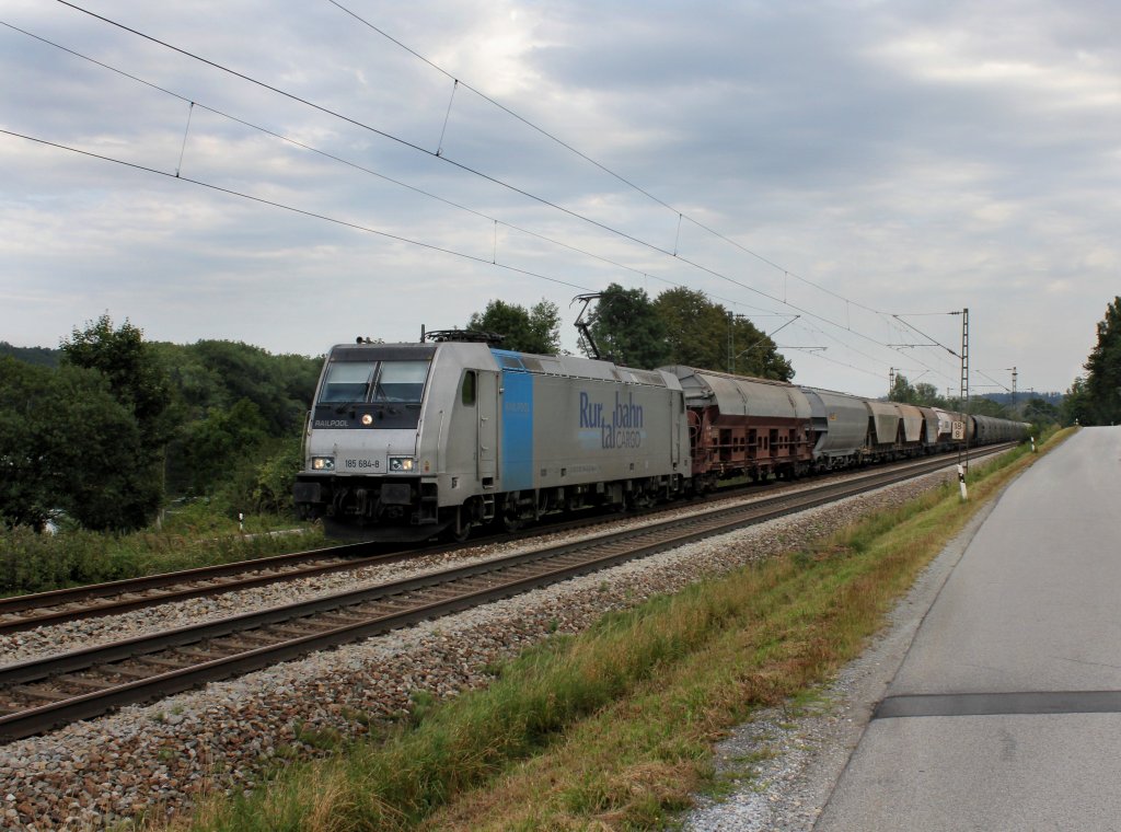 Die 185 684 mit einem Getreidezug am 25.08.2012 unterwegs bei Vilshofen.