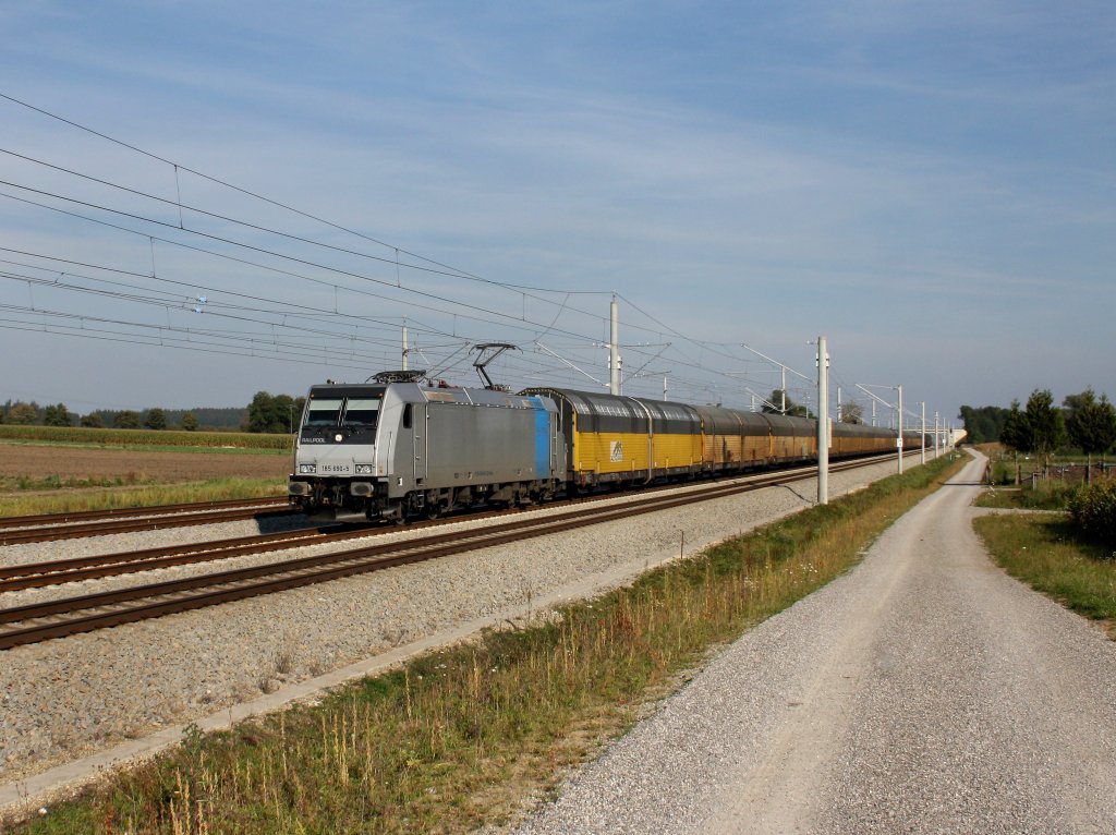 Die 185 690 am 24.09.2011 mit einem Autozug unterwegs bei Hattenhofen. 