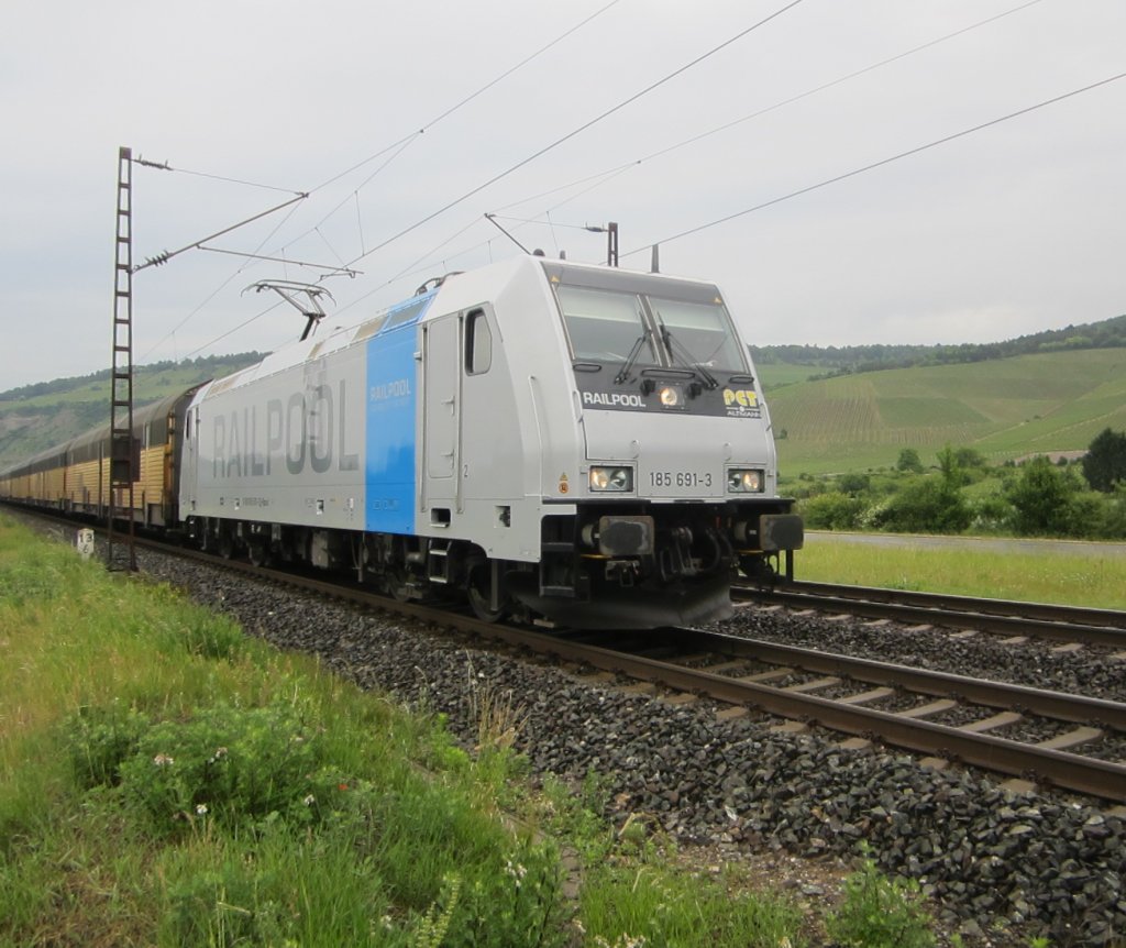 Die 185 691 der Firma Railpool fuhr am 06.06.12 mit einem Gterzug in Richtung Wrzburg.Das Bild wurde kurz vor Thngersheim aufgenommen. 