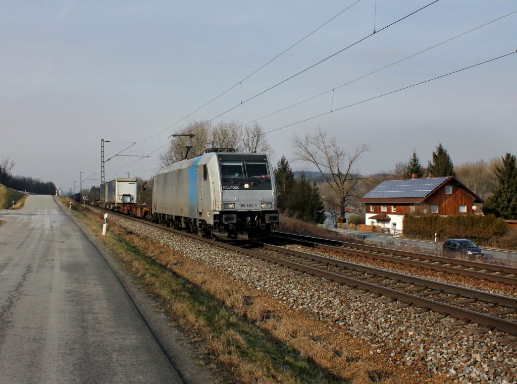 Die 185 692 am 29.01.2012 mit einem KLV-Zug unterwegs bei Vilshofen.