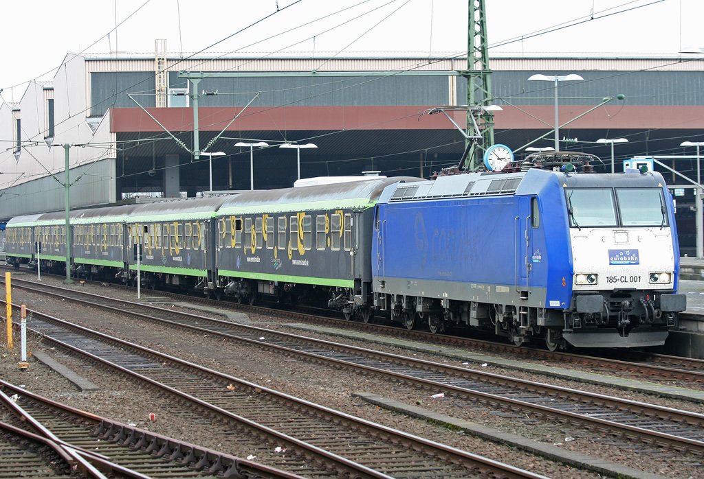 Die 185-CL 001 zieht ihren RE13 Ersatz mit Eurostrand Bm aus Dsseldorf HBF Richtung Mgladbach am 05.02.2010