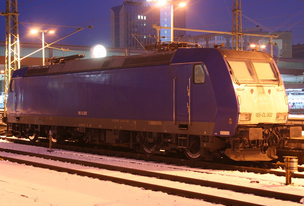 Die 185-CL 002 steht abgestellt in Dsseldorf HBF am 30.01.2010