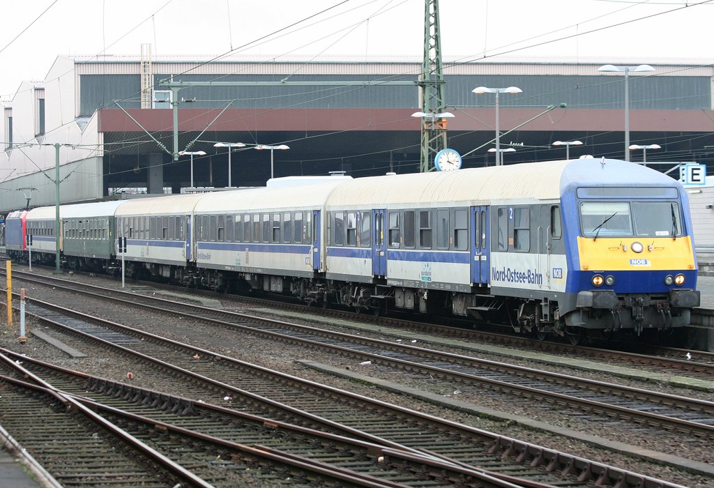 Die 185-CL 003 schiebt ihren RE13 Ersatz mit NOB Nord-Ostsee-Bahn Wittenberger & DR Wagen am 05.02.2010 als RE13 Ersatz aus Dsseldorf nach Mgladbach