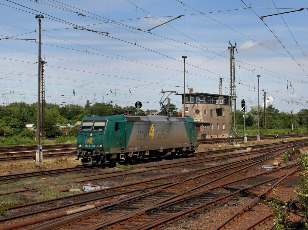 Die 185-CL 006 am 09.07.2011 bei einer Rangierfahrt in Merseburg. 